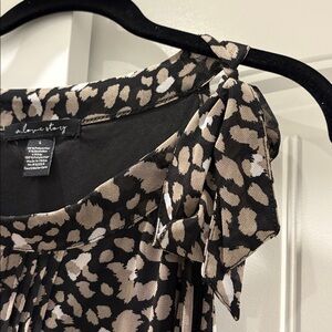 A Love Story ♥️ L Black and Taupe Tie-Neck Printed Sleeveless Top